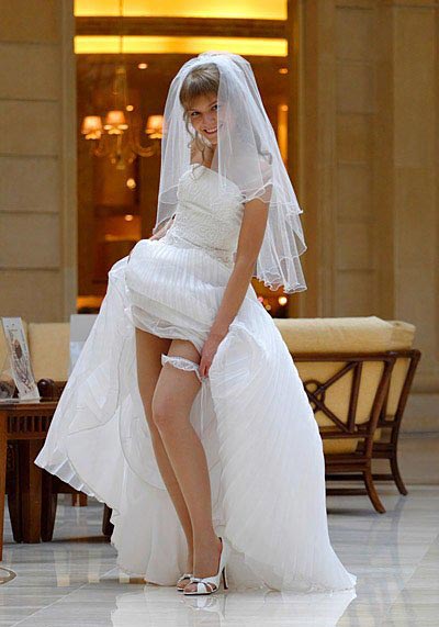 Сексуальная невеста в свадебной фате и белых чулках 